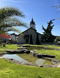 L’église de Noville et son jardin