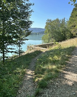 Muret rectangulaire et vue sur le le lac