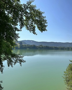 Vue depuis du lac la passerelle