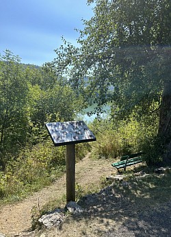 Petit banc à l’ombre permet une pause