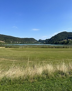 Grand espace  au bord du lac qui terme la balade