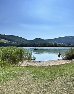 Petite plage du lac Brenet