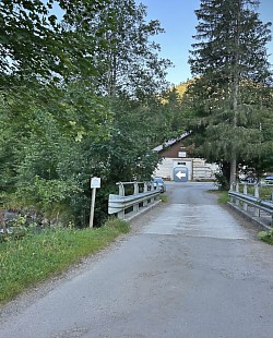 Fin du sentier et direction des itinéraires pour rejoindre la passerelle suspendue