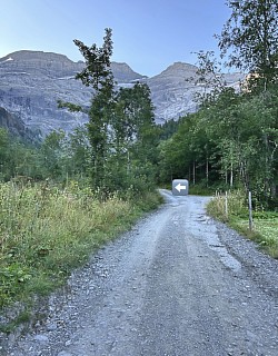 Suite du chemin gravillonné et direction pour rejoindre l’intersection des panneaux indicateurs ( itinéraire 2)
