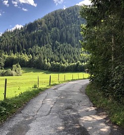 Suite de la balade , chemin en direction de la place du Droutzay