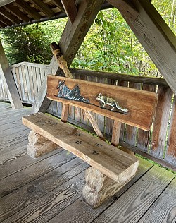 Un des nombreux bancs sur le parcours incrusté de magnifiques dr
