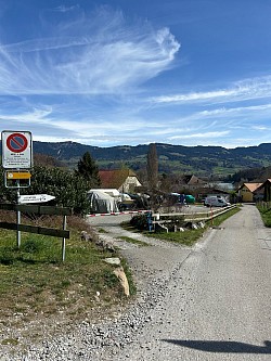 En bas de ce chemin , vous trouverez les canoes
