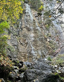 Ne manquez pas la belle cascade à proximité de la maison de la sorcière