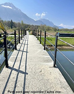 Traverser le pont pour rejoindre l'autre rive