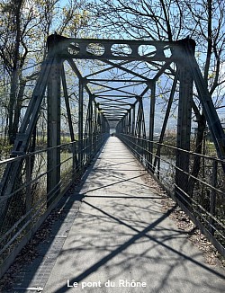 Traverser le Pont du Rhône