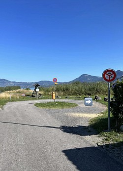 Presque au bout du Grand Canal, poursuivre a droite, pour rejoindre le camping dans une partie des Grangettes