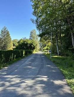 poursuivre sur ce chemin pour atteindre les panneaux indicateurs du jardin Instinctif