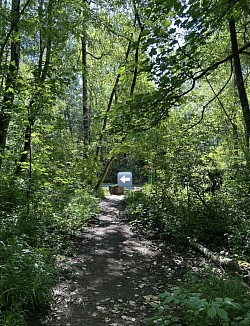 Sortie de l'espace des Grangettes et poursuivre a gauche