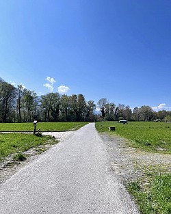 Aller au bout du chemin et tourner à gauche pour rejoindre le port du Vieux-Rhône