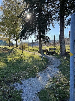 Petit sentier rejoingnant parking et gare
