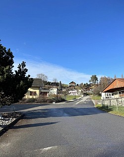 Monter sur chemin et a mi parcours aller a droite