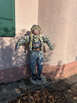 Épouvantail au abord des maisons de la rue de la Jalousie