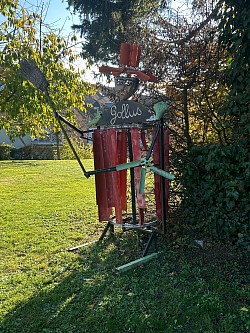 Épouvantails sur l’avenue de Condémine