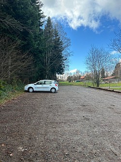 Parking en bas de la forêt