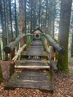 La passerelle en bois et ses sculptures