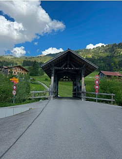 Le pont en bois où vous avez le choix entre les deux sentiers
