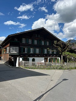 Un des nombreux jolis chalets du village