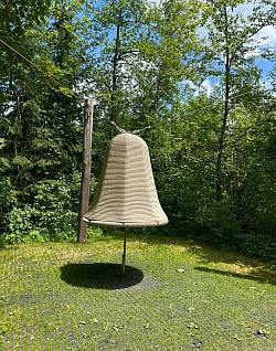 L’énorme cloche à faire tinter